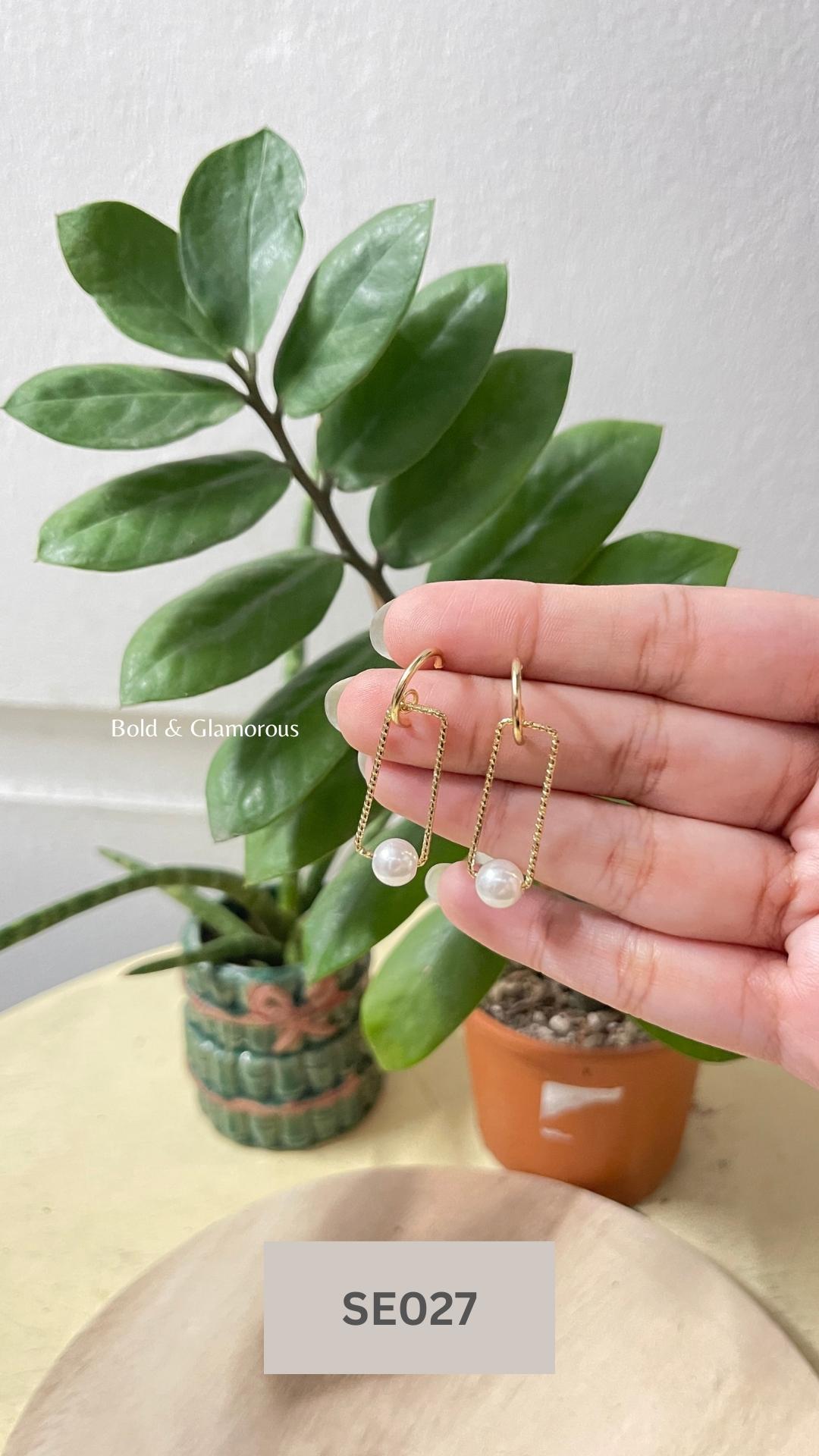 Dainty Pearl Earring | SE027
