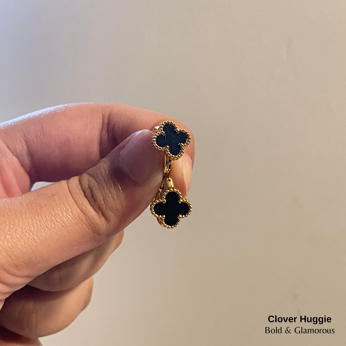 Clover Huggie Earring Black