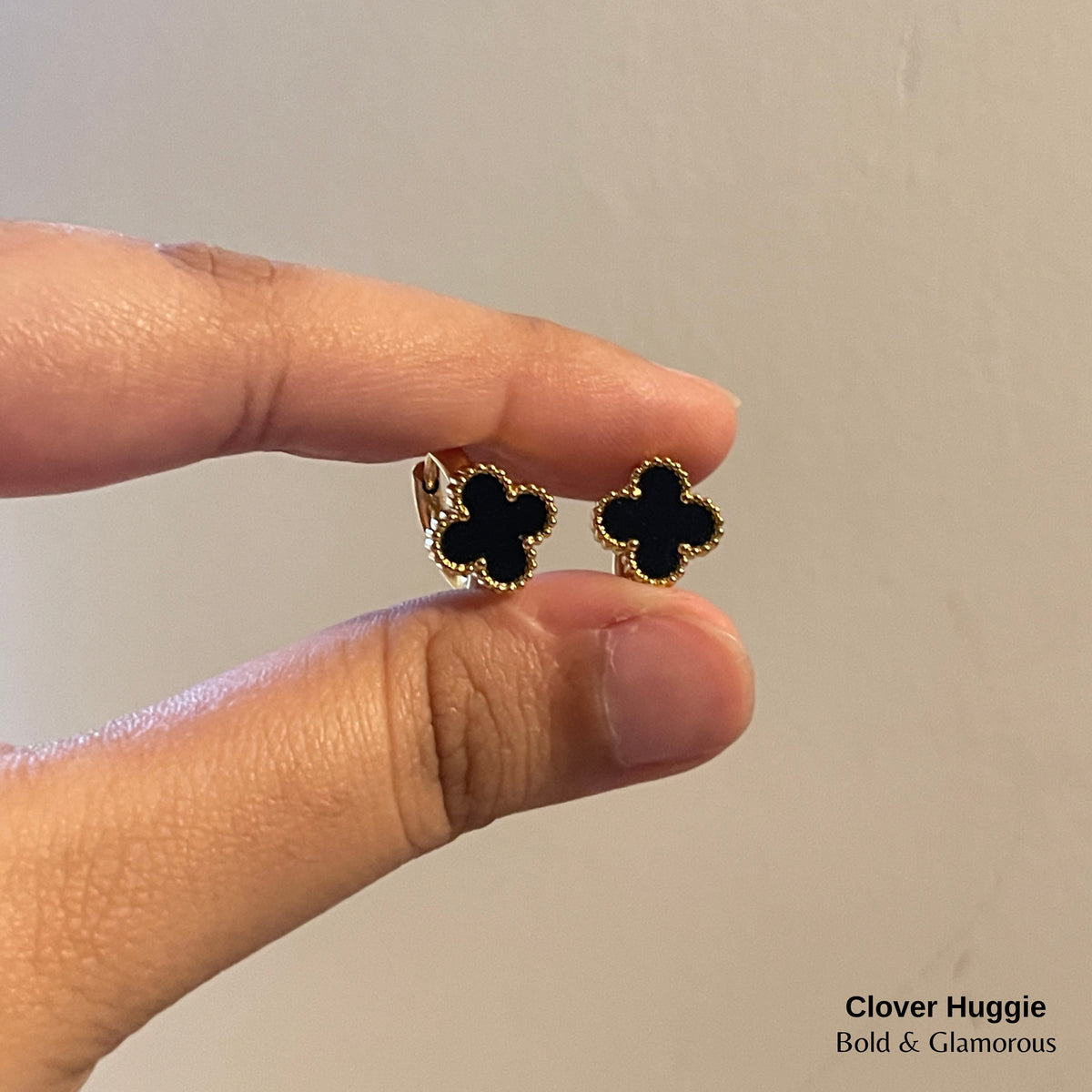 Clover Huggie Earring Black