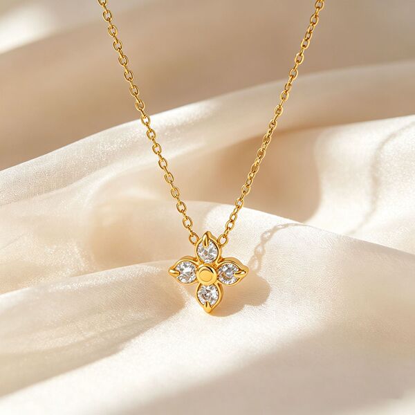 Necklace | SN367 | White Diamond Four-Leaf Clover | Gold