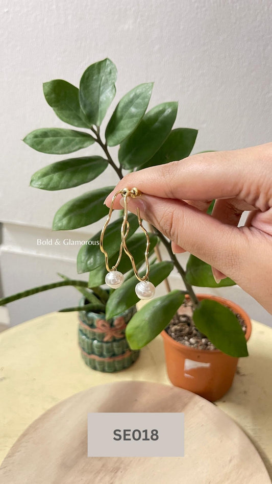 Dainty Pearl Drop Earring | SE018