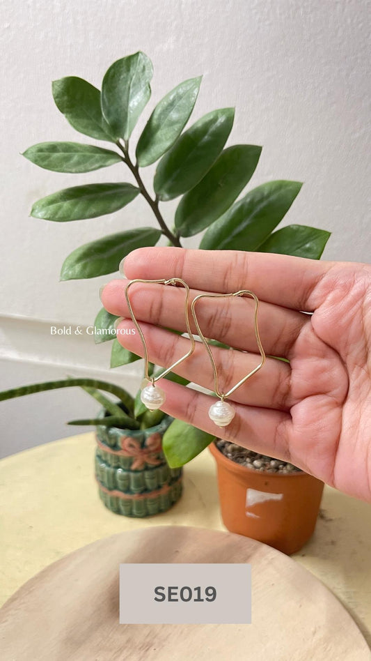 Minimal Pearl Drop Earring | SE019