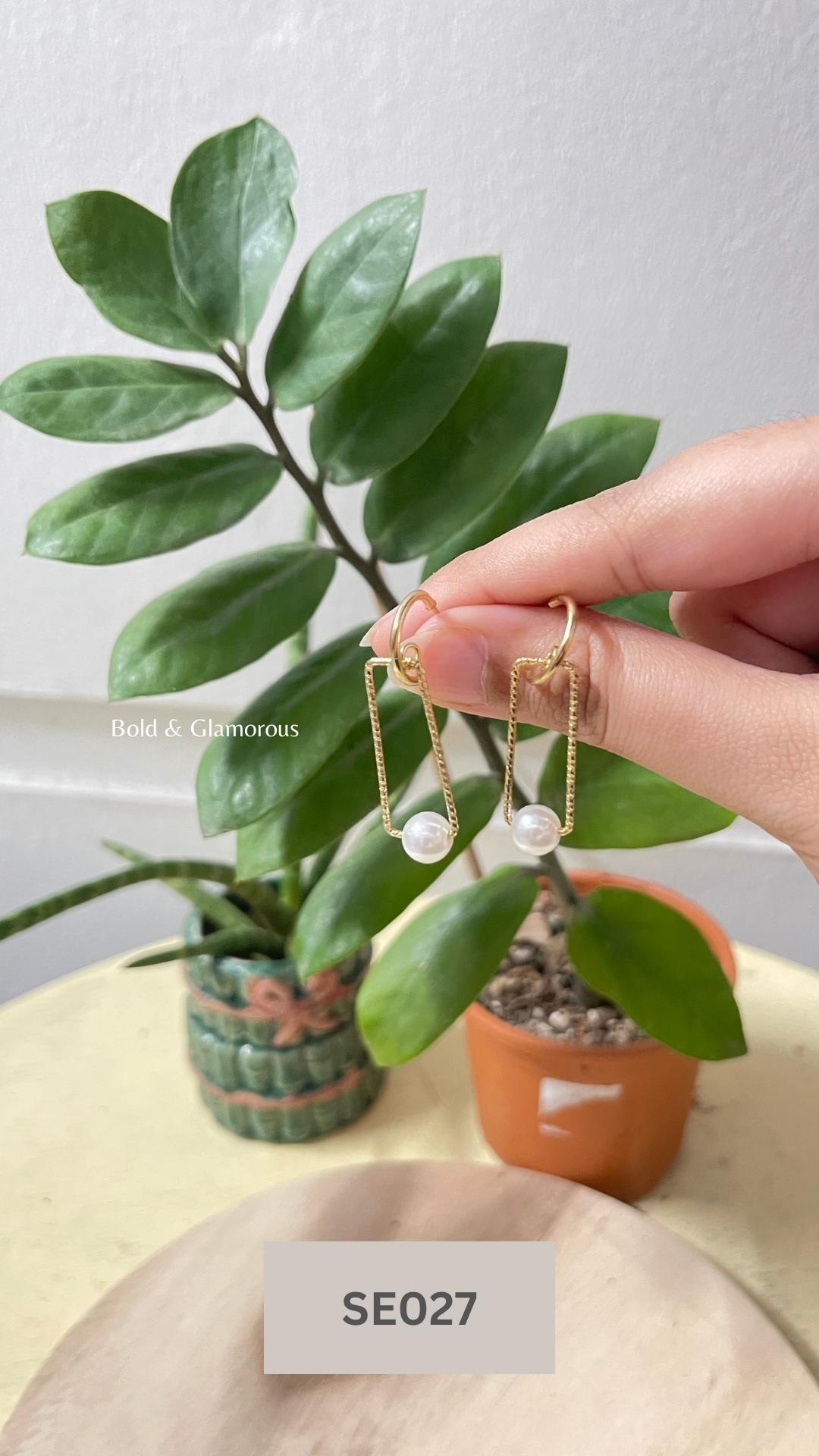 Dainty Pearl Earring | SE027